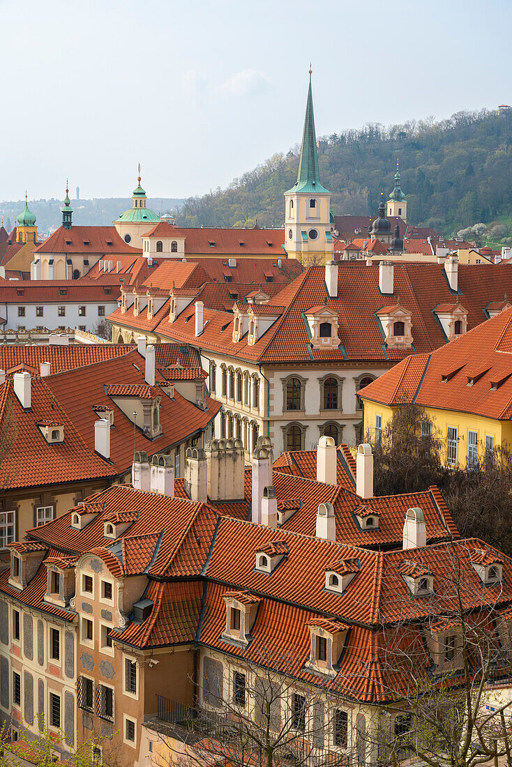 Rote Dächer der Kleinseite, dominiert von der Thomaskirche, UNESCO-Welterbe, Prag, Tschechische Republik (Tschechien), Europa