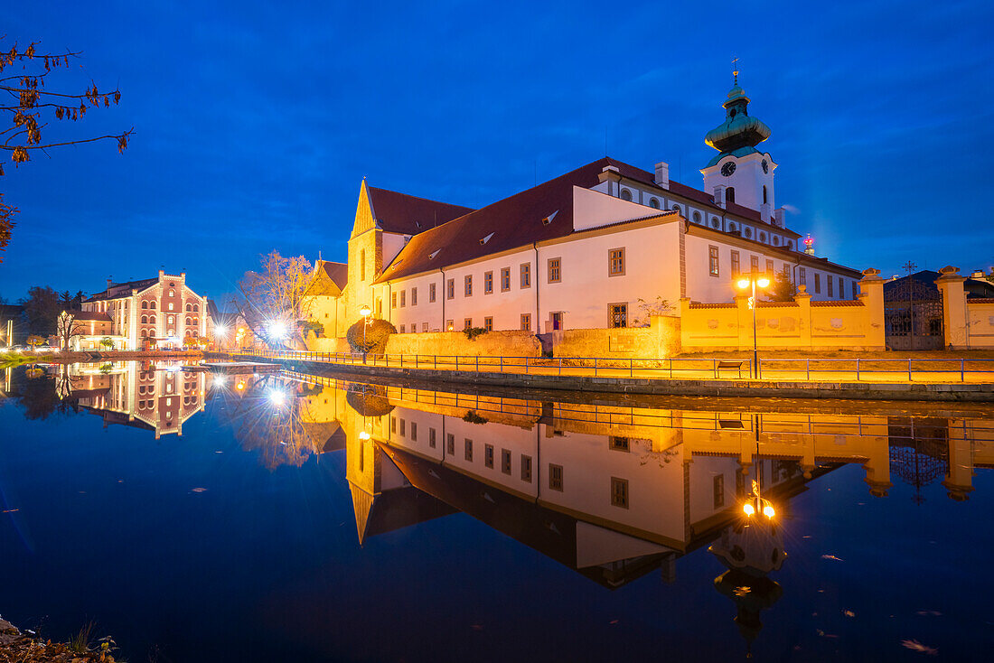 Dominikanerkloster, das sich in der Dämmerung im Fluss Malse spiegelt, Ceske Budejovice, Südböhmische Region, Tschechische Republik (Tschechien), Europa