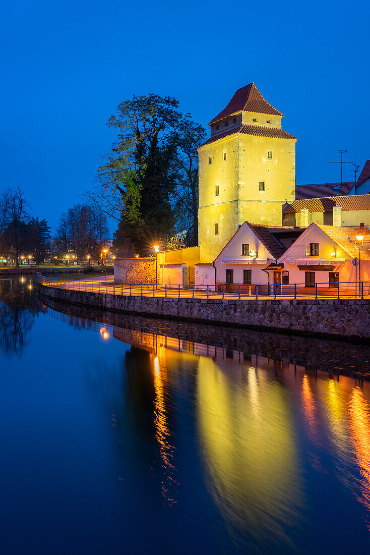 Gotischer Turm Eiserne Jungfrau am Fluss Malse in der Abenddämmerung, Budweis, Tschechische Republik (Tschechien), Europa
