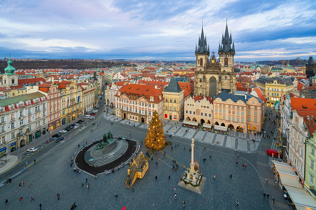 Weihnachtsbaum auf dem Altstädter Ring mit der Kirche Unserer Lieben Frau vor Tyn, UNESCO-Welterbe, Prag, Böhmen, Tschechische Republik (Tschechien), Europa