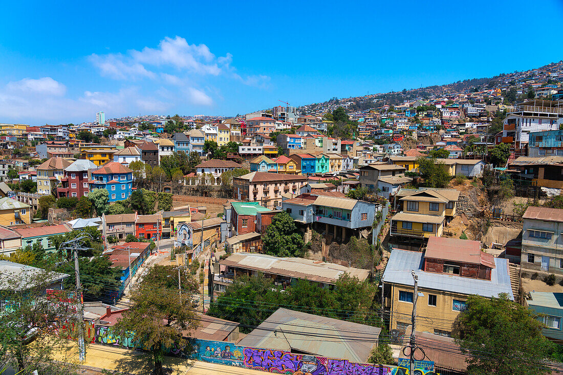 Bunte Häuser in der Stadt an einem sonnigen Tag, Cerro San Juan de Dios, Valparaiso, Chile, Südamerika