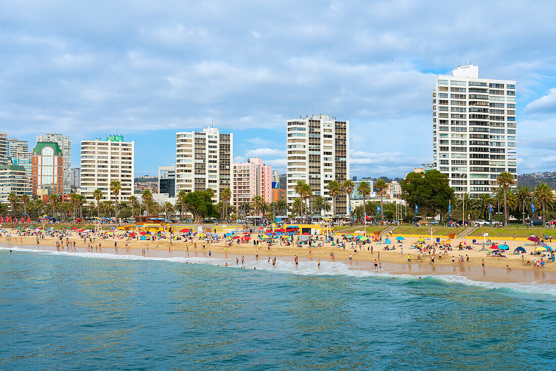 Menschen am Strand von El Sol, Vina del Mar, Chile, Südamerika