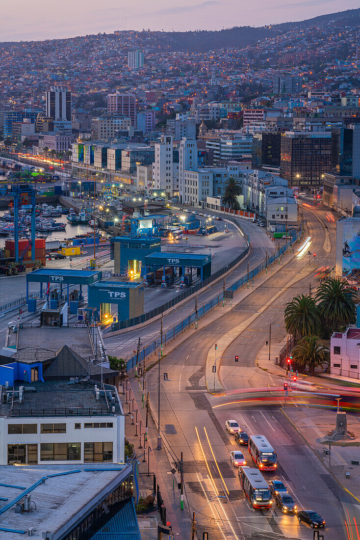 Das Stadtzentrum von Valparaiso in der Nähe des Hafens und der Muelle Prat in der Morgendämmerung, Valparaiso, Chile, Südamerika