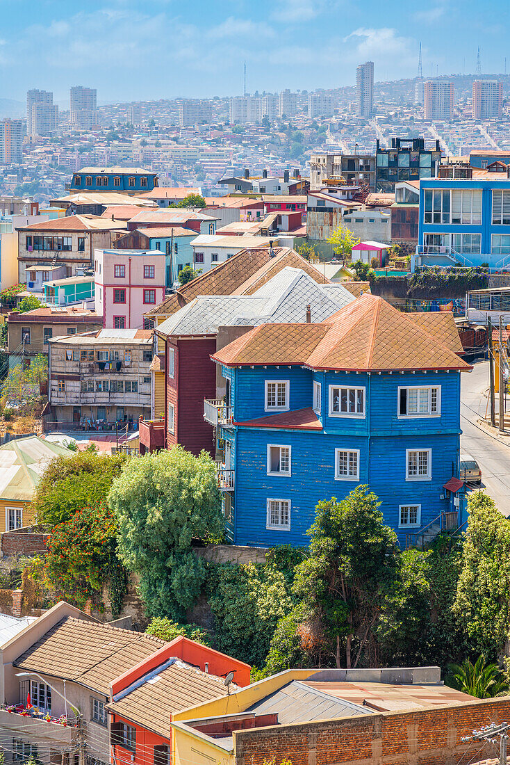 Bunte Häuser in der Stadt an einem sonnigen Tag, Cerro San Juan de Dios, Valparaiso, Chile, Südamerika