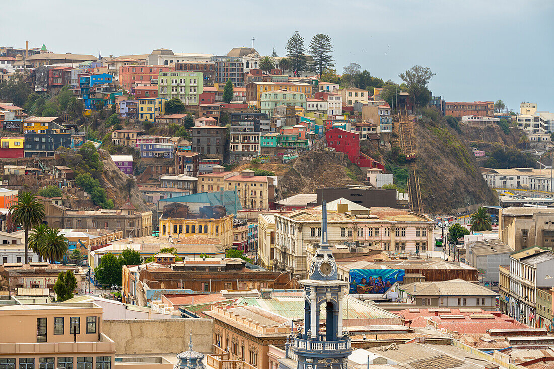 Bunte Häuser von Valparaiso auf einem Hügel in Playa Ancha, Valparaiso, Chile, Südamerika