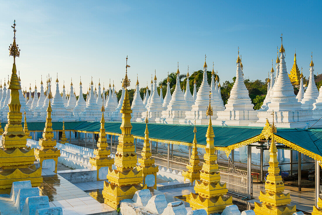 Weiße Pagoden an der Sanda-Muni-Pagode, Mandalay, Myanmar (Birma), Asien