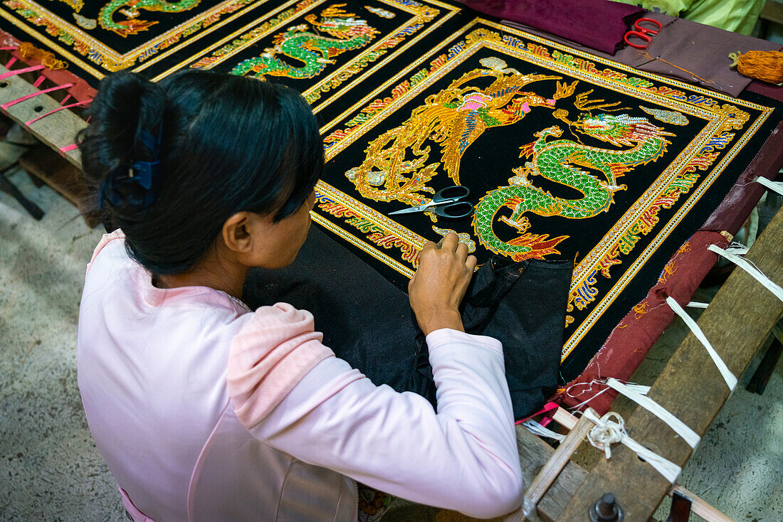 Frau stickt Ornamente in einer Werkstatt, Mandalay, Myanmar (Birma), Asien
