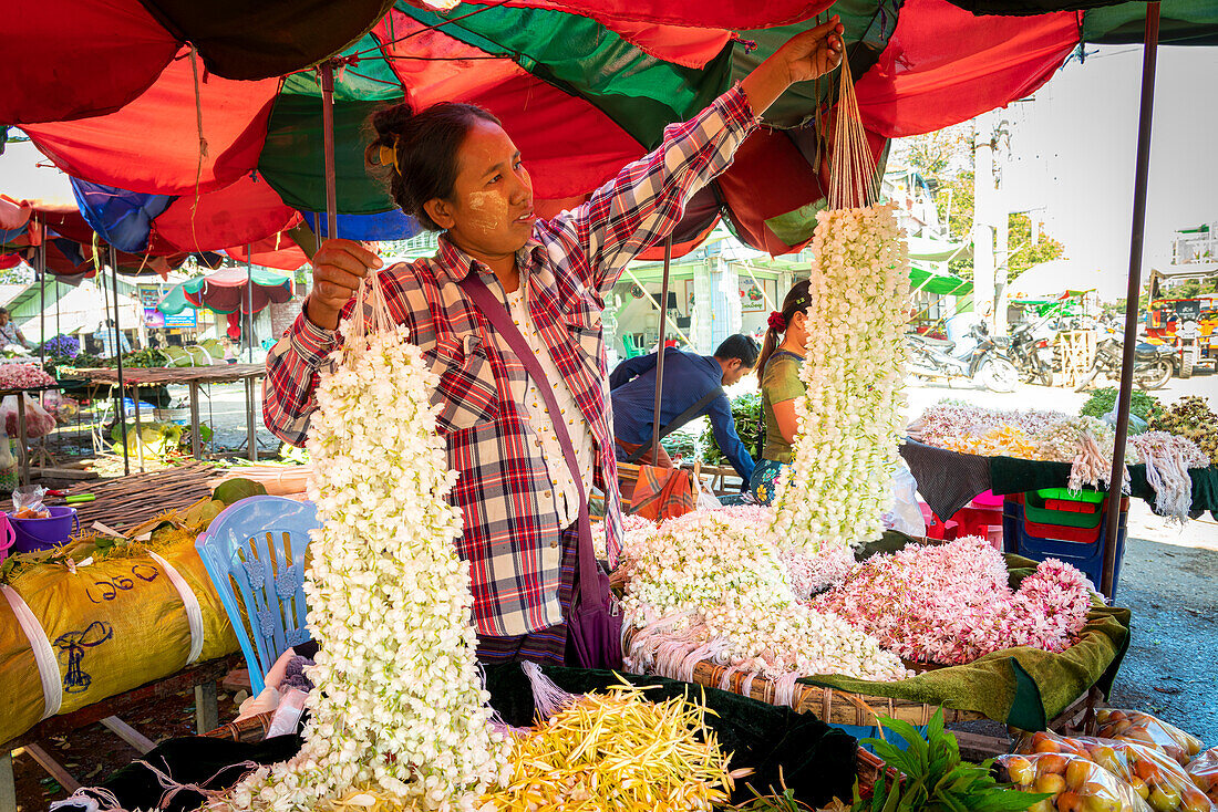 Frau verkauft Blumen auf dem Markt, Mandalay, Myanmar (Birma), Asien