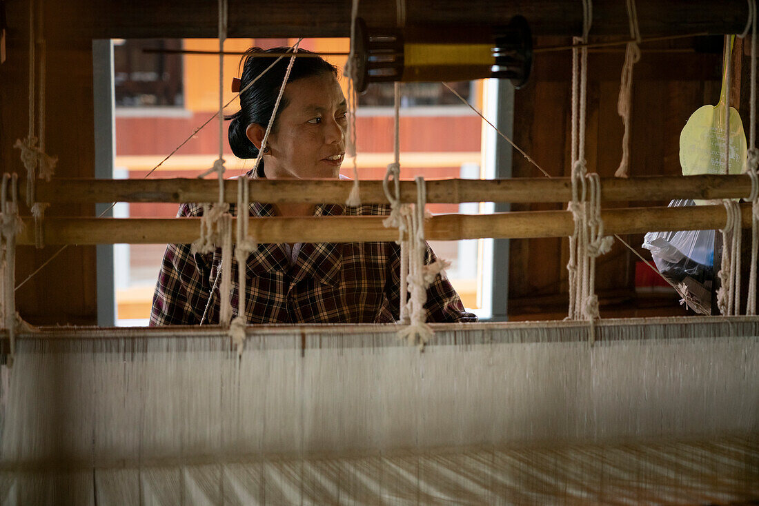 Birmesische Frau bei der Arbeit am Webstuhl in einer Werkstatt, Inle-See, Shan-Staat, Myanmar (Burma), Asien