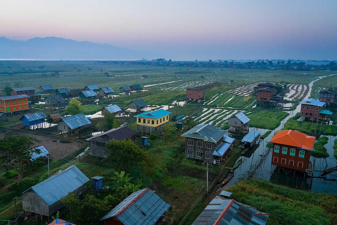 Luftaufnahme des Dorfes und der schwimmenden Gärten vor Sonnenaufgang, Inle-See, Shan-Staat, Myanmar (Birma), Asien
