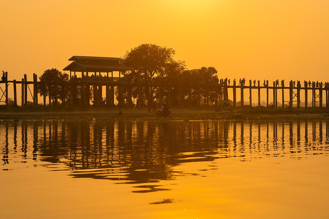 U Bein-Brücke über den Taungthaman-See bei Sonnenuntergang, Amarapura, Mandalay, Myanmar (Birma), Asien