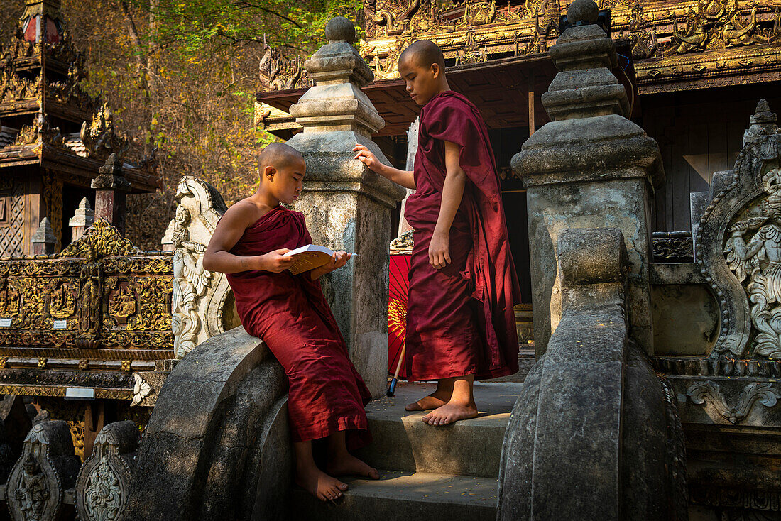 Zwei Novizenmönche im Kloster, Mandalay, Myanmar (Birma), Asien