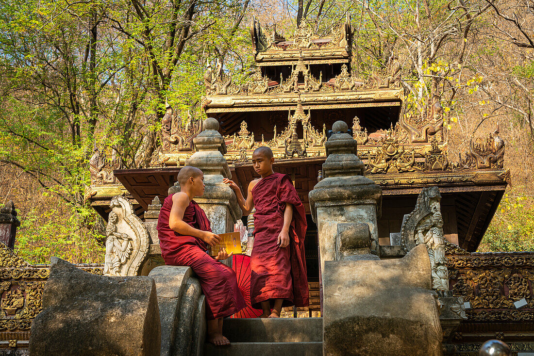 Zwei Novizenmönche im Kloster, Mandalay, Myanmar (Burma), Asien