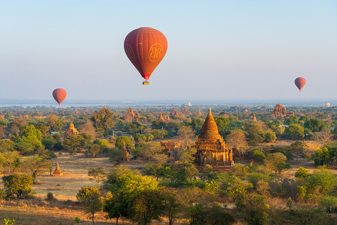 Alte Tempel in Bagan und Heißluftballons bei Sonnenaufgang, Bagan (Pagan), UNESCO-Weltkulturerbe, Myanmar (Birma), Asien