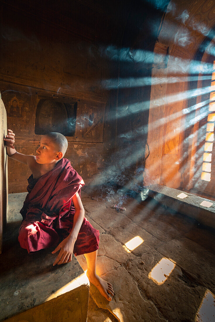 Junger Mönch im Tempel, UNESCO-Welterbe, Bagan (Pagan), Myanmar (Birma), Asien