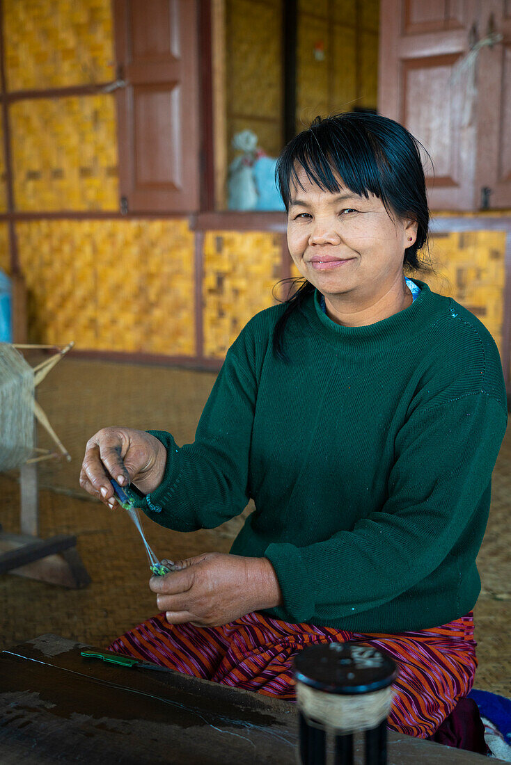 Birmesische Frau in einer Weberei, Inle-See, Shan-Staat, Myanmar (Birma), Asien