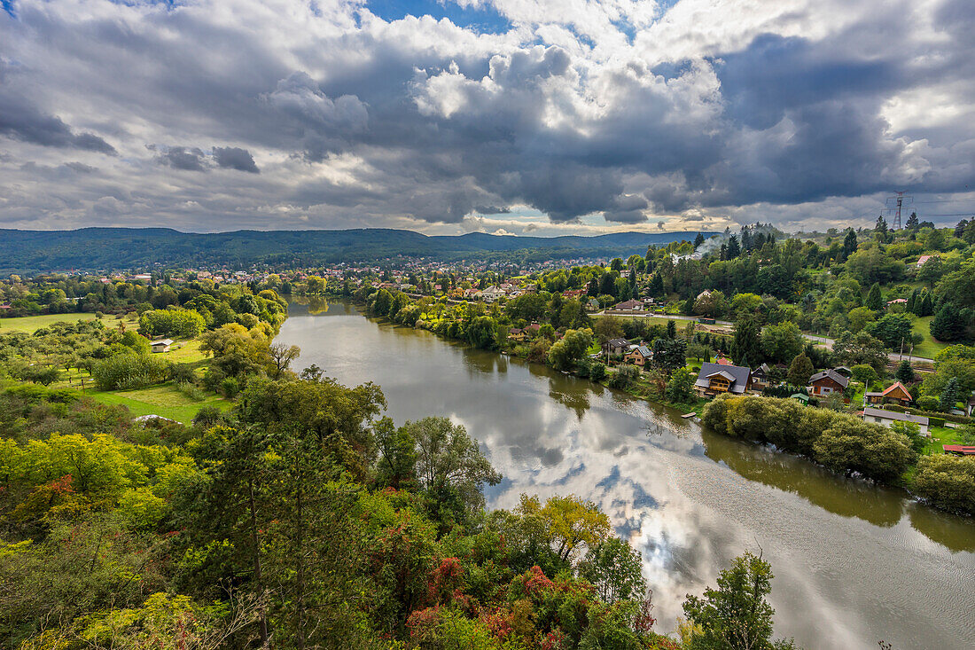 Blick auf den Fluss Berounka und das Dorf Zadni Treban vom Schwarzen Felsen (Cerna Skala), Rovina, Hlasna Treban, Mittelböhmen, Tschechische Republik (Tschechien), Europa