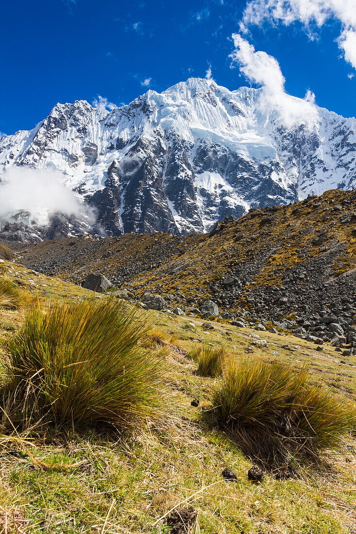 Schneebedeckte peruanische Berge vom Salkantay-Trek aus gesehen, Die Anden, Cusco, Peru, Südamerika