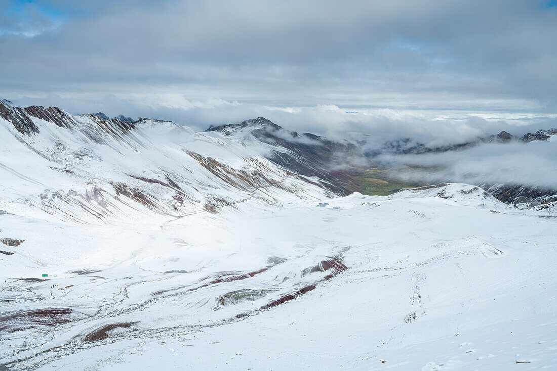 Schneebedeckte Landschaft in der Nähe des Regenbogenbergs (Vinicunca), Rotes Tal, Cusco, Peru, Südamerika