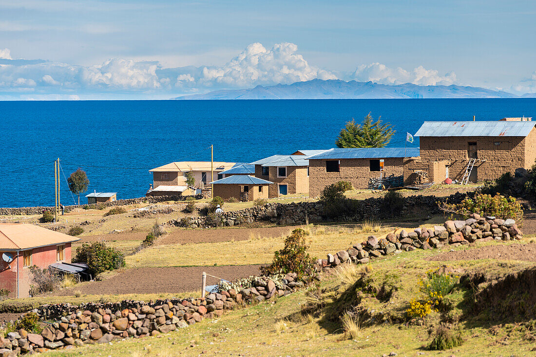 Häuser mit Feldern auf der Insel Amantani, Titicacasee, Puno, Peru, Südamerika