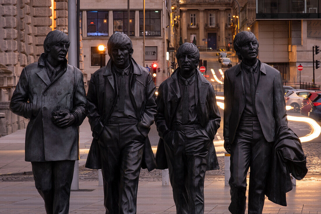 Die Beatles-Statue am Pier Head, Liverpool Waterfront, Liverpool, Merseyside, England, Vereinigtes Königreich, Europa