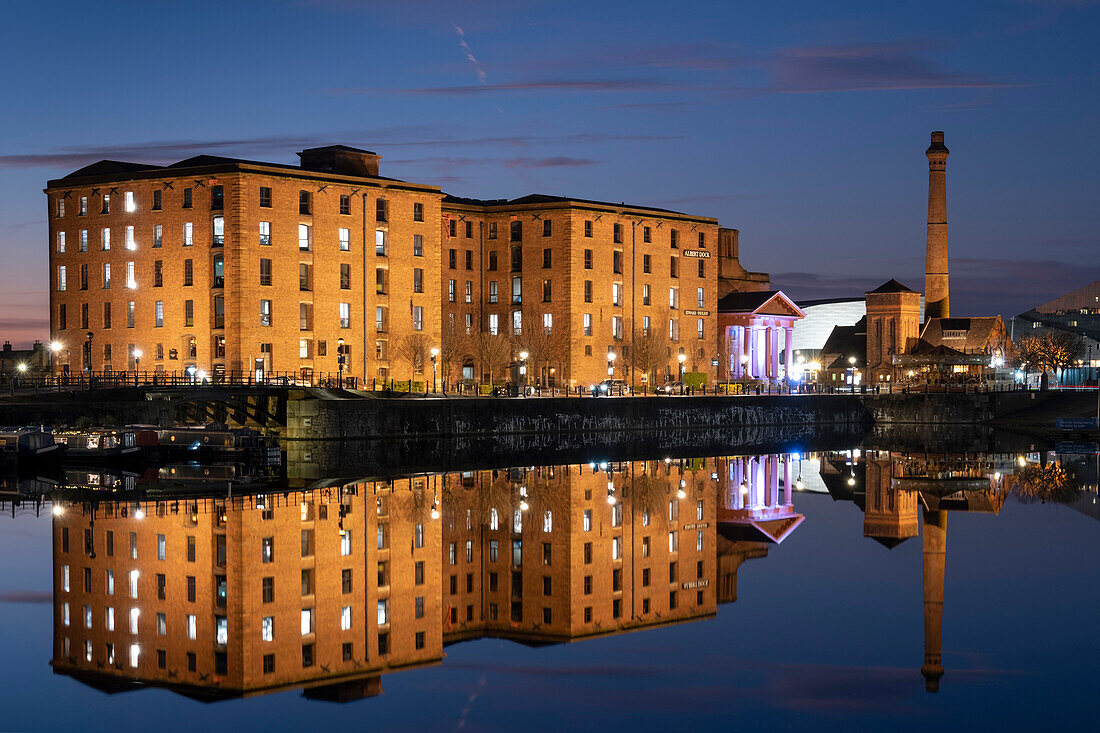 Das Albert Dock und das Pumphouse spiegeln sich nachts im Salthouse Dock, Liverpool Waterfront, Liverpool, Merseyside, England, Vereinigtes Königreich, Europa