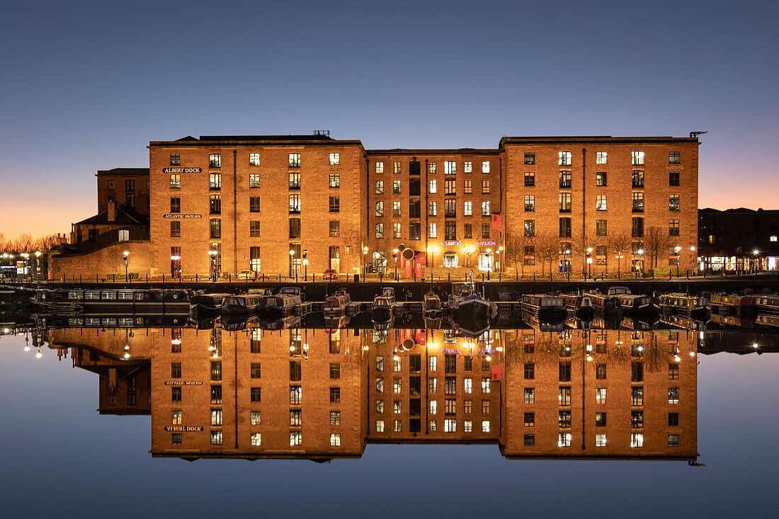 Das Albert Dock bei Nacht, Albert Dock, Liverpool Waterfront, Liverpool, Merseyside, England, Vereinigtes Königreich, Europa