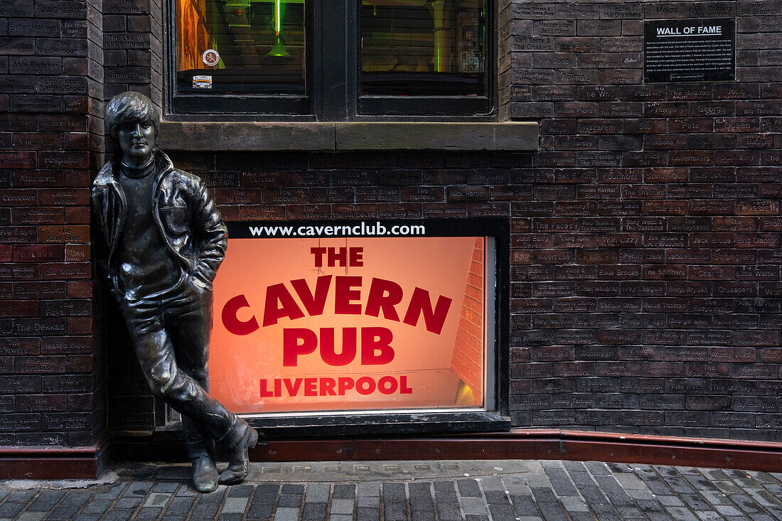 John-Lennon-Statue vor dem Cavern Pub, Matthew Street, Liverpool, Merseyside, England, Vereinigtes Königreich, Europa