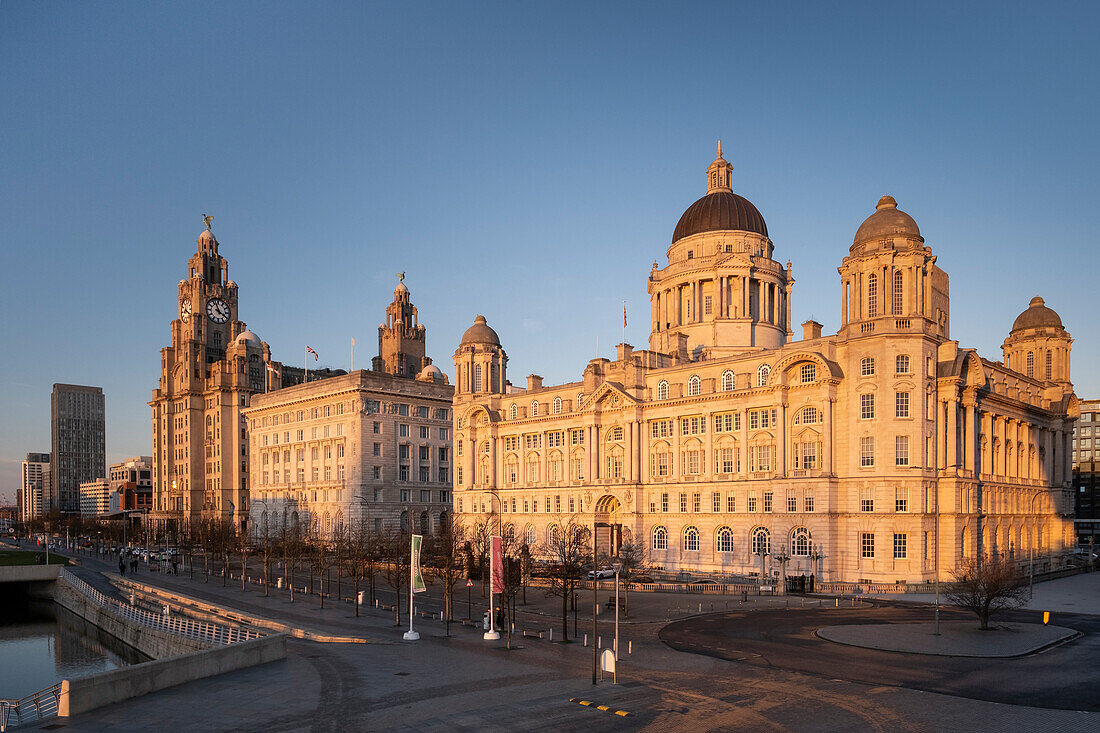 Abendlicht am Pier Head mit dem Royal Liver Building, dem Cunard Building und dem Port of Liverpool Building, Liverpool Waterfront, Liverpool, Merseyside, England, Vereinigtes Königreich, Europa