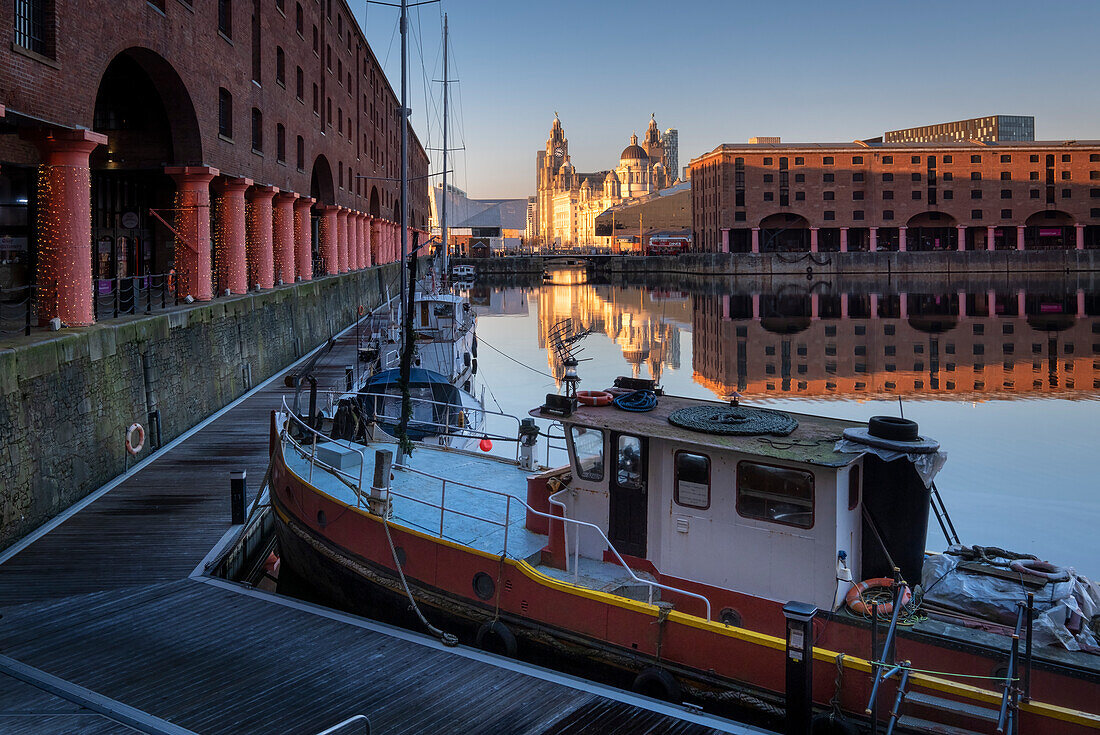 Das Albert Dock und das Liver Building, Albert Dock, Liverpool, Merseyside, England, Vereinigtes Königreich, Europa