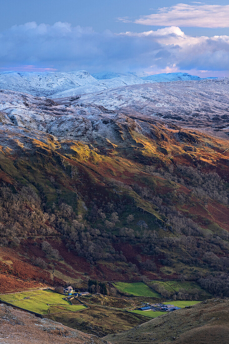 Blick über den Nant Gwynant auf die Moelwynion-Berge (Moelwyns) im Winter, Snowdonia National Park, Eryri, Nordwales, Vereinigtes Königreich, Europa