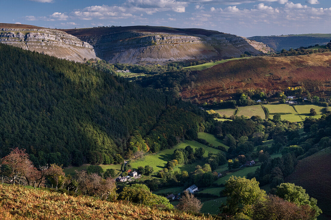 Das Eglwyseg Valley und die Eglwyseg Rocks vom Horseshoe Pass aus, Vale of Llangollen, Denbighshire, Nordwales, Vereinigtes Königreich, Europa