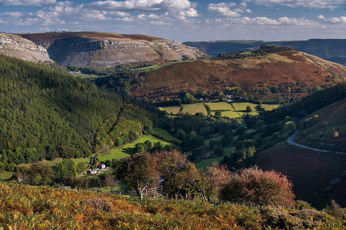 Das Eglwyseg Valley und die Eglwyseg Rocks vom Horseshoe Pass aus, Vale of Llangollen, Denbighshire, Nordwales, Vereinigtes Königreich, Europa