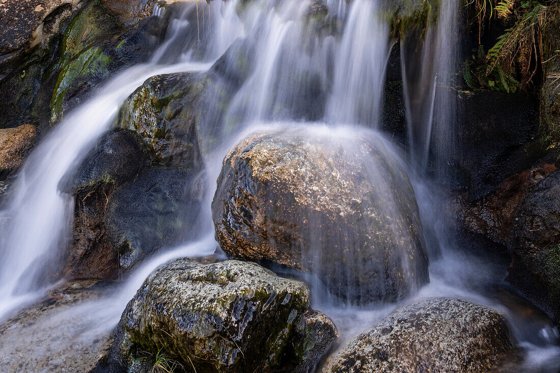 Wasserfall-Detail in Cwm Glas Mawr, oberhalb des Llanberis-Passes, Snowdonia-Nationalpark, Eryri, Nordwales, Vereinigtes Königreich, Europa