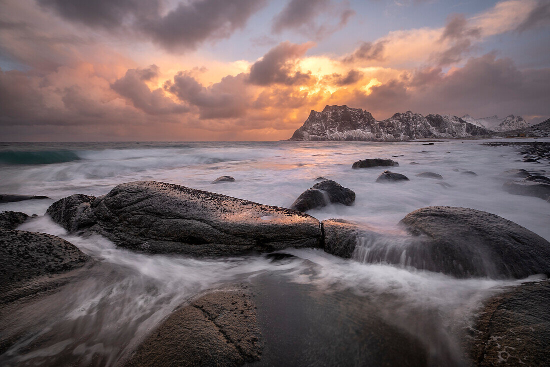 Uttakleiv Strand im Winter, Vestvagoya Insel, Lofoten Inseln, Norwegen, Skandinavien, Europa