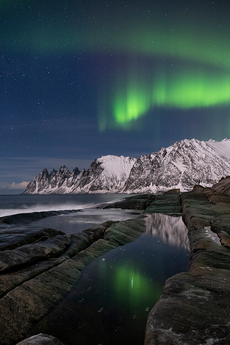 Die Aurora Borealis (Nordlicht) über dem Teufelskiefer (Teufelszähne), Oskornan Berge, Tungeneset, Senja, Troms og Finnmark County, Norwegen, Skandinavien, Europa