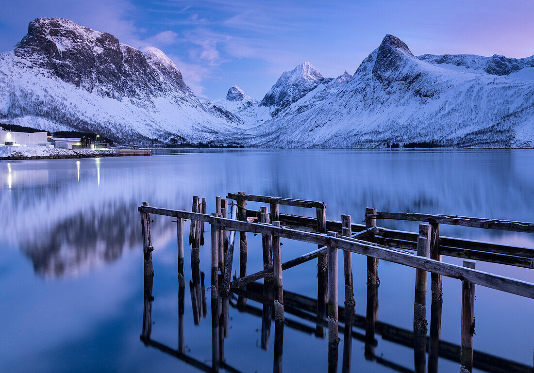 Dämmerung über dem Bergsfjord und dem Bergsbotn-Gebirge, Bergsbotn, Senja, Troms og Finnmark, Norwegen, Skandinavien, Europa