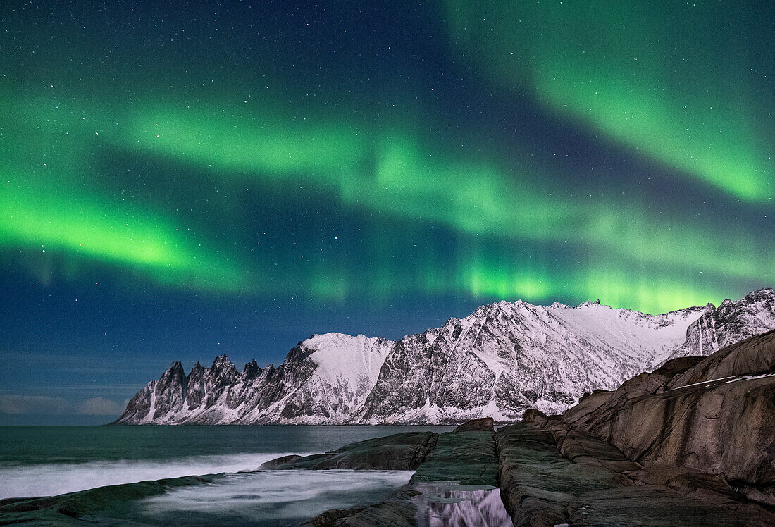Die Aurora Borealis (Nordlichter) über dem Teufelskiefer (Teufelszähne), Oskornan-Gebirge, Tungeneset, Senja, Troms og Finnmark County, Norwegen, Skandinavien, Europa