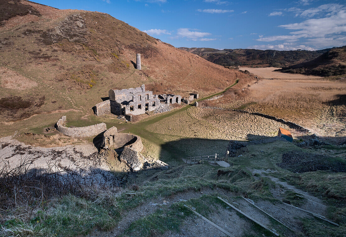 Ruinen der Llanlleiana Porzellanfabrik am Anglesey Coast Path, in der Nähe von Cemaes, Anglesey, Nordwales, Vereinigtes Königreich, Europa