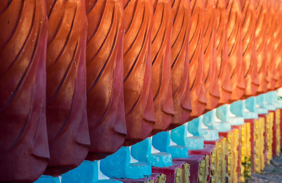 Nahaufnahme von Mönchsskulpturen, die in der Myo Yar Pyae Pagode in einer Reihe stehen, Monywa, Myanmar (Birma), Asien