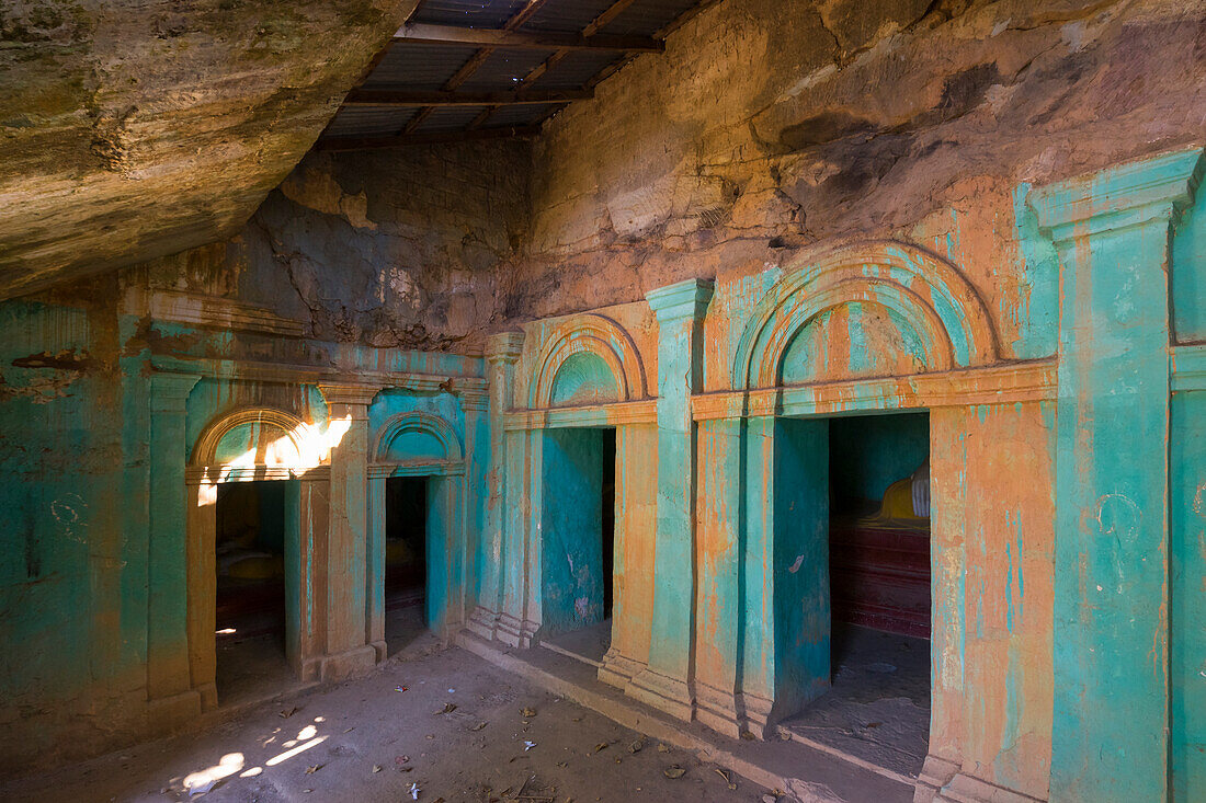 Außenansicht des Tempels, Hpo Win Daung-Höhlen (Phowintaung-Höhlen), Monywa, Myanmar (Birma), Asien