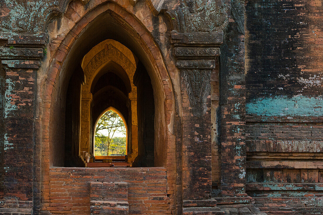 Durchsichtiger Bogen einer alten Pagode, Alt-Bagan (Pagan), UNESCO-Weltkulturerbe, Myanmar (Birma), Asien