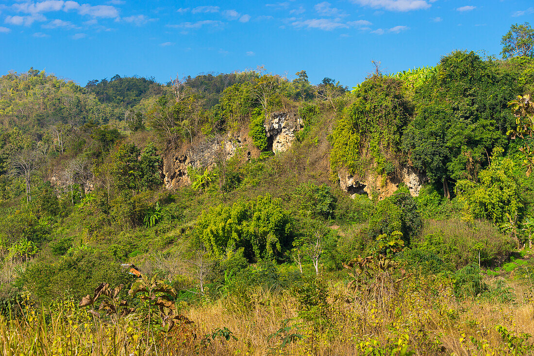 Kalksteinfelsen in der Landschaft bei Hsipaw, Shan-Staat, Myanmar (Birma), Asien