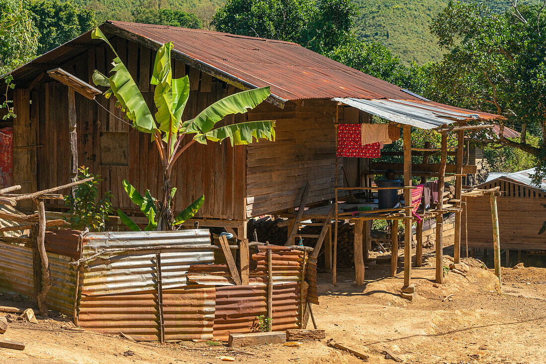 Holzhaus im Dorf des Kayaw-Stammes, Bezirk Loikaw, Bundesstaat Kayah, Myanmar (Birma), Asien