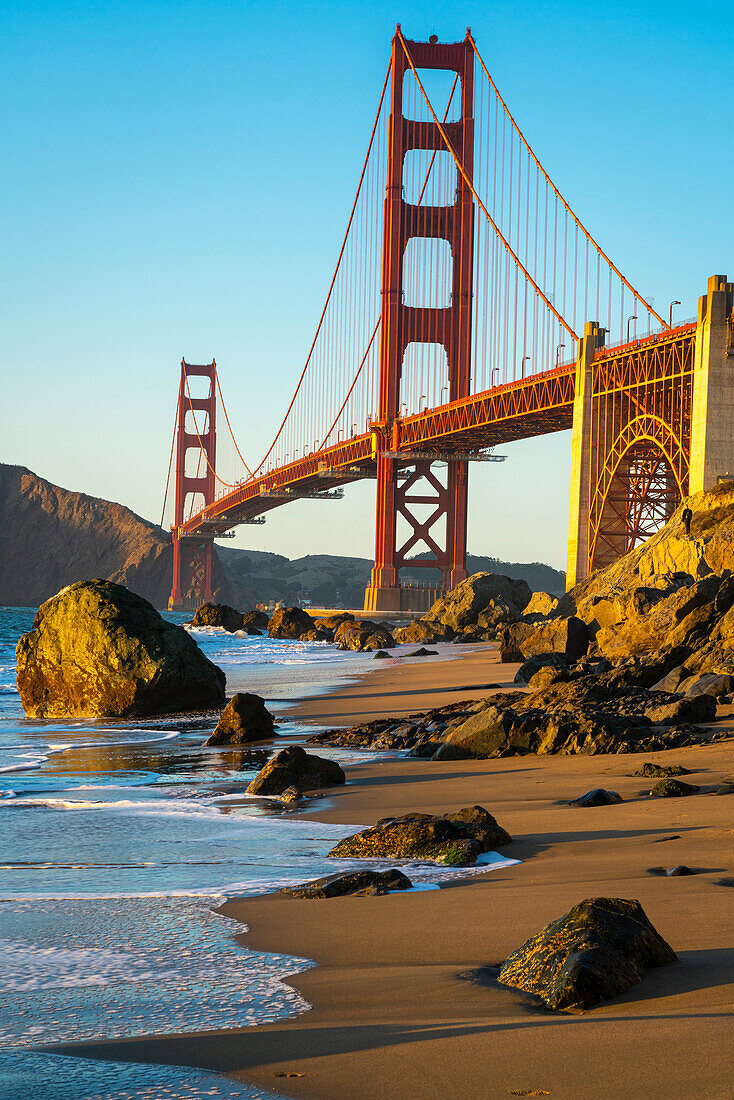 Golden Gate Bridge vom Marshall Beach aus gesehen bei Sonnenuntergang, San Francisco, Kalifornien, Vereinigte Staaten von Amerika, Nordamerika