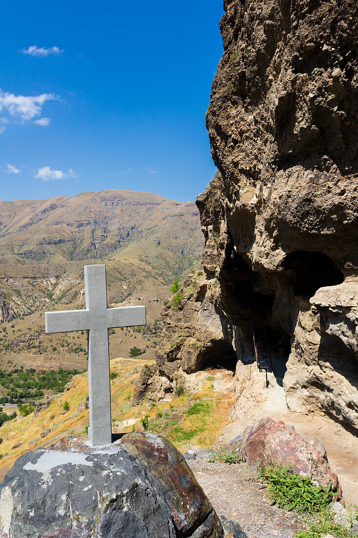 Steinkreuz in der in den Felsen gebauten Kirche des Klosters Vanis Kvabebi bei Vardzia, Aspindza, Samtskhe-Javakheti, Georgien, Zentralasien, Asien