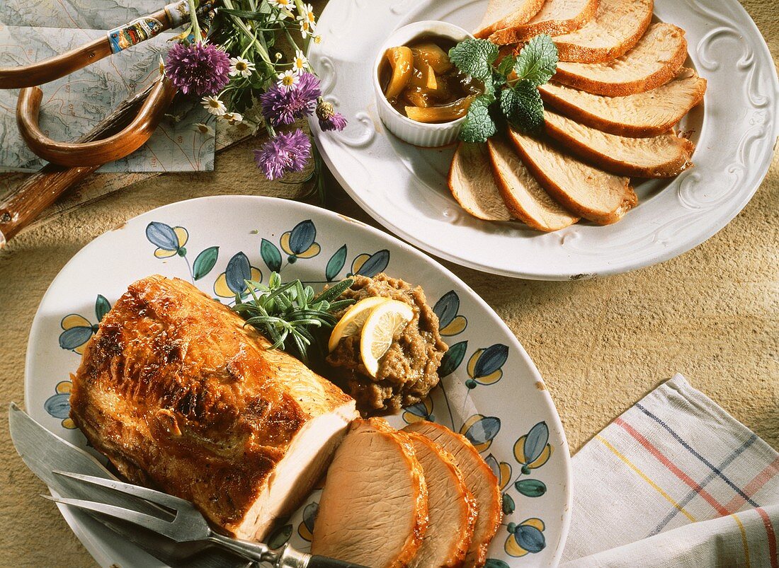 Knoblauchbraten & Putenbraten mit Mango-Chutney auf Tellern