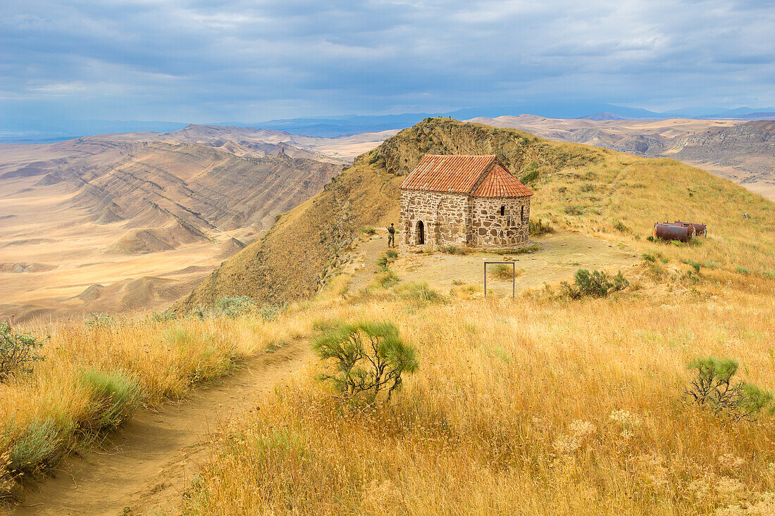 Wachhaus an der Grenze zwischen Georgien und Aserbaidschan in der Nähe des Klosters David Gareji, Udabno, Georgien, Zentralasien, Asien