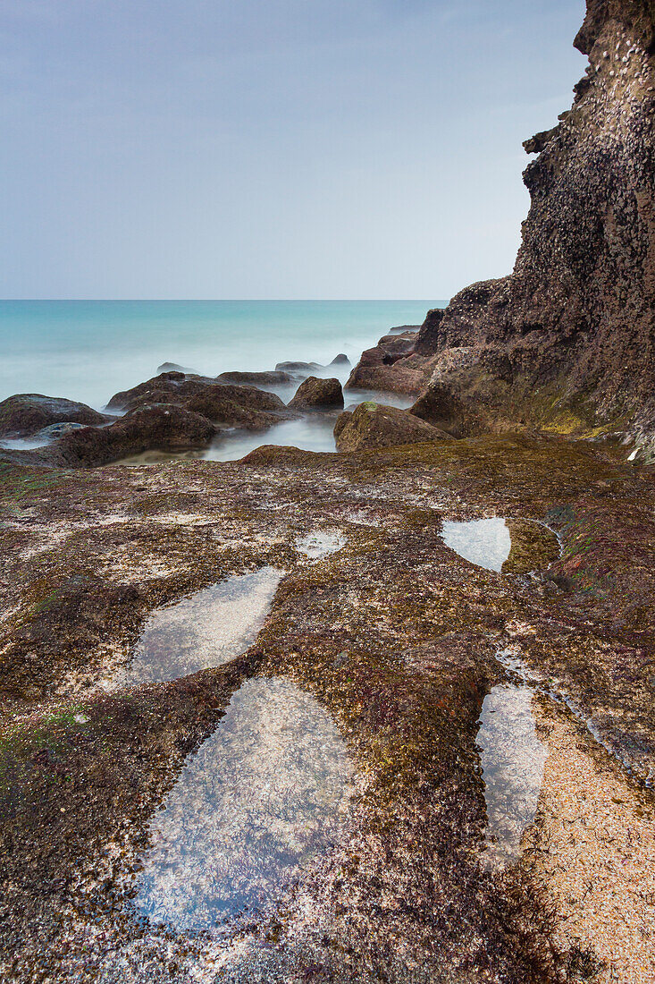 Kleines Becken an der Küste am Schildkrötenstrand, Ras Al Jinz Turtle Reserve, Al Hadd, Oman, Naher Osten