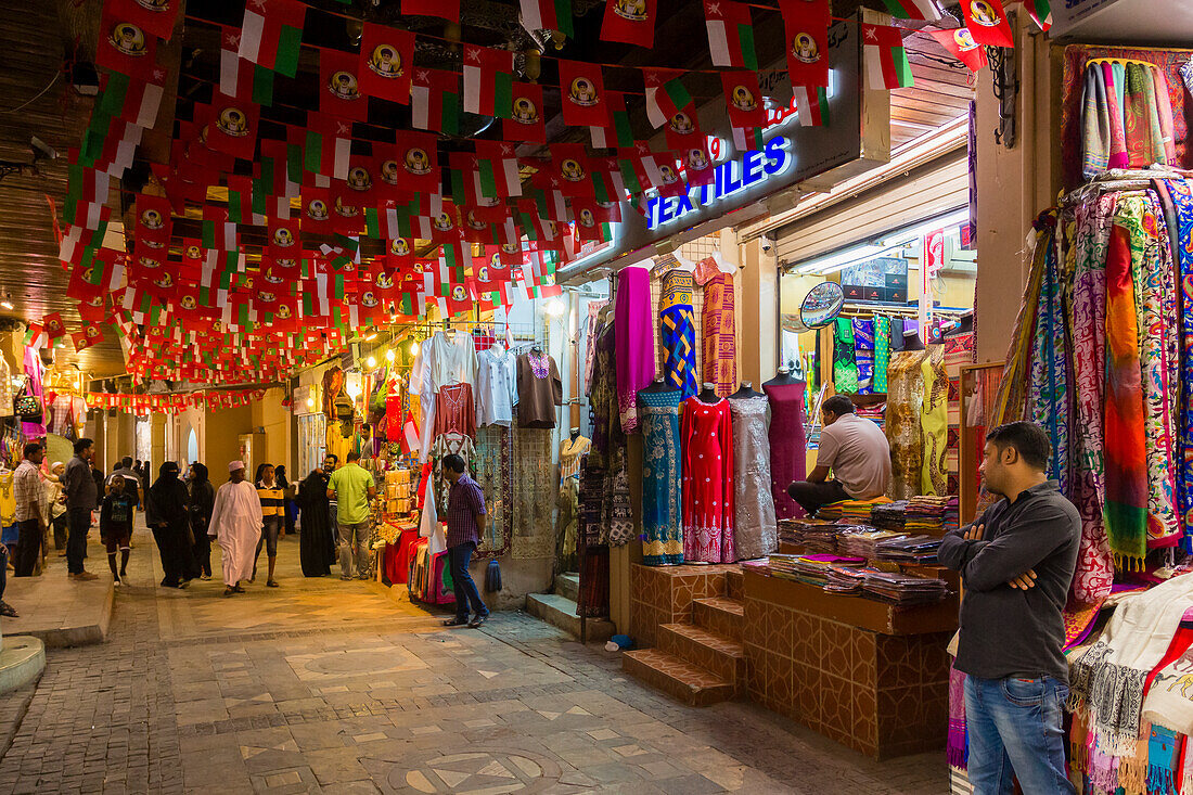 Geschäfte auf dem Mutrah Souq Markt, Muscat, Oman, Naher Osten